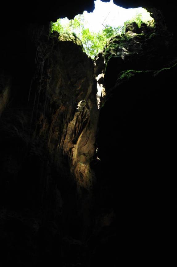 Pessoas fazendo rapel para sair da caverna ficam minúsculas perto do gigantismo do Abismo de Anhumas, em Bonito, no Mato Grosso do Sul